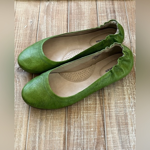 L.L.Bean Green Flat Shoes. Size: 7.5 Color: Green - Picture 2 of 7
